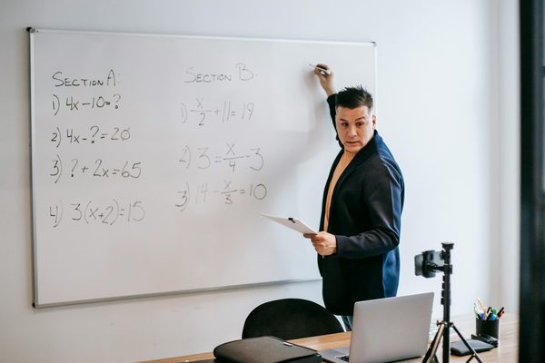 Peut-on exceller en maths sans passer par le système scolaire ?